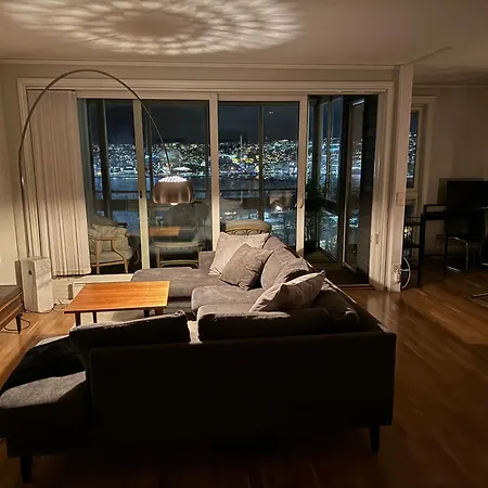 Close To Major Attractions *